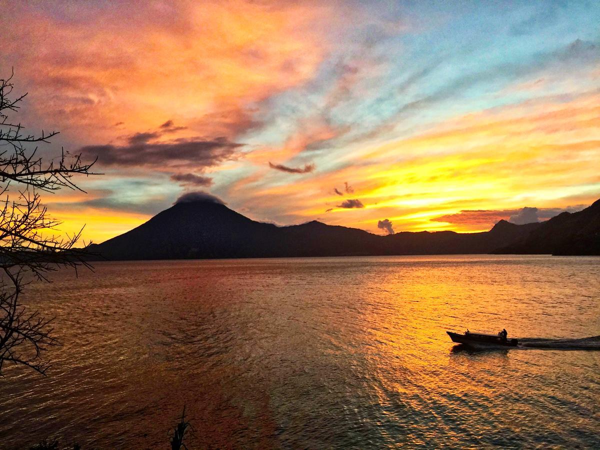 Atitlan Sunset Lodge Santa Cruz La Laguna Exterior photo